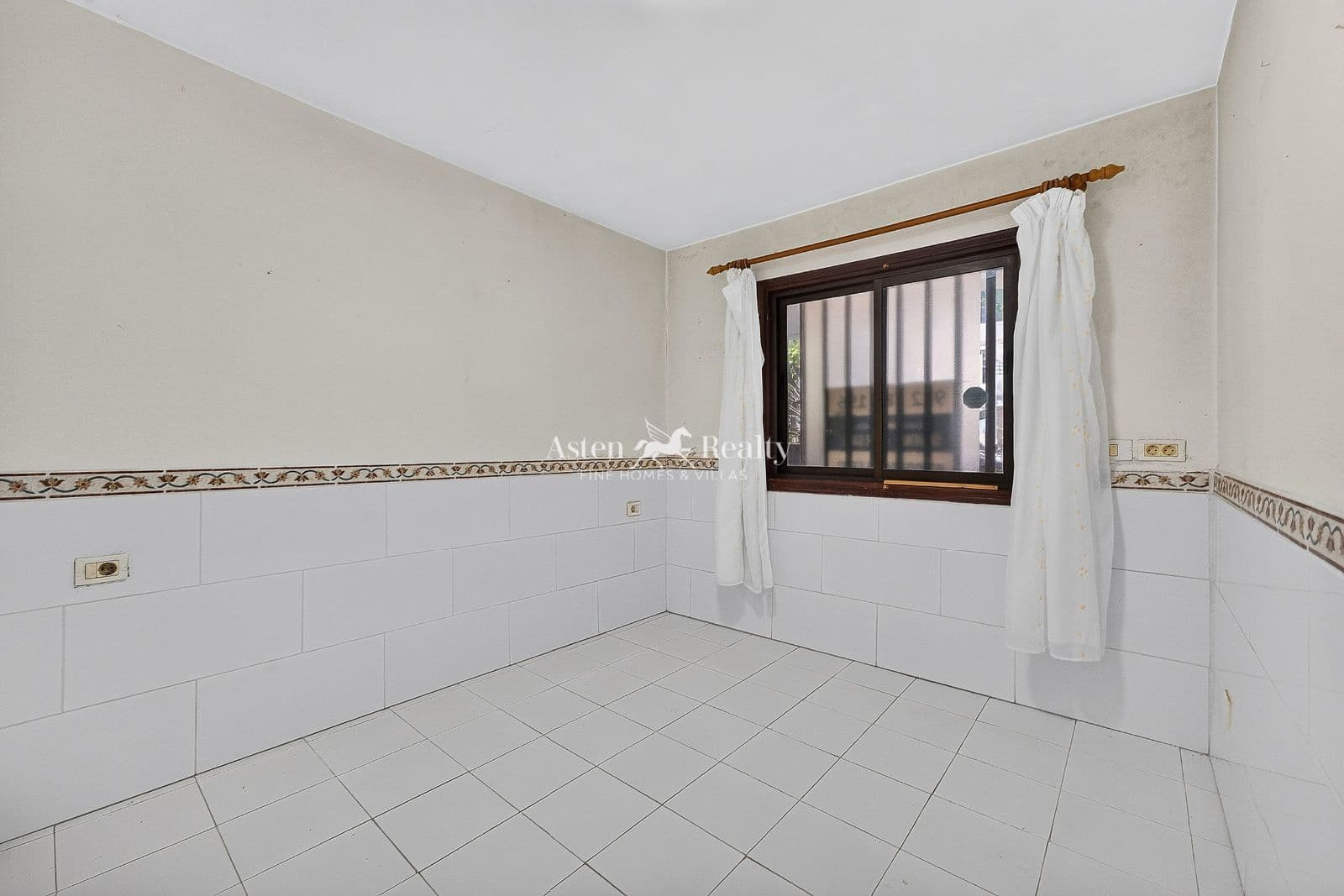 1 soverom Leilighet til salgs i Costa del Silencio med svømmebasseng garasje - € 199 000 (Ref: 9932295)