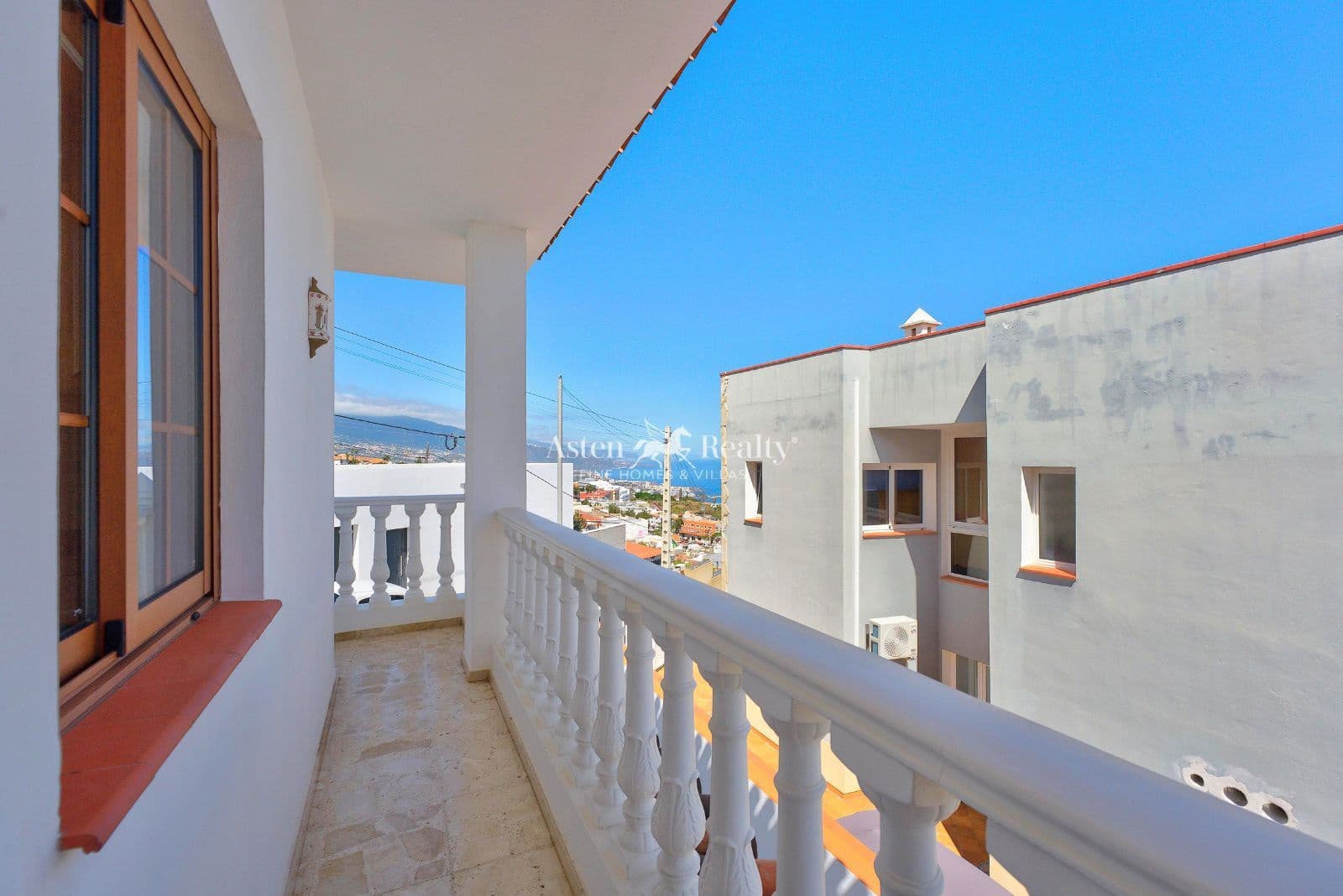 4 bedroom Villa for sale in Santa Ursula with garage - € 490,000 (Ref: 9932296)