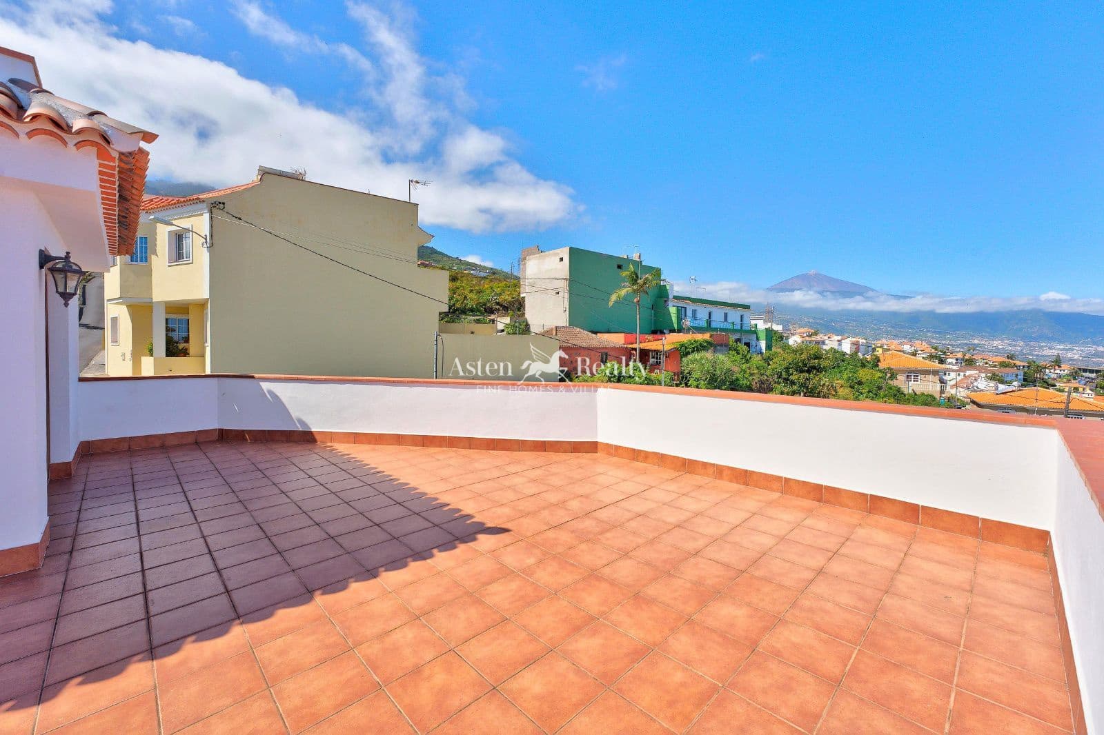 4 bedroom Villa for sale in Santa Ursula with garage - € 490,000 (Ref: 9932296)
