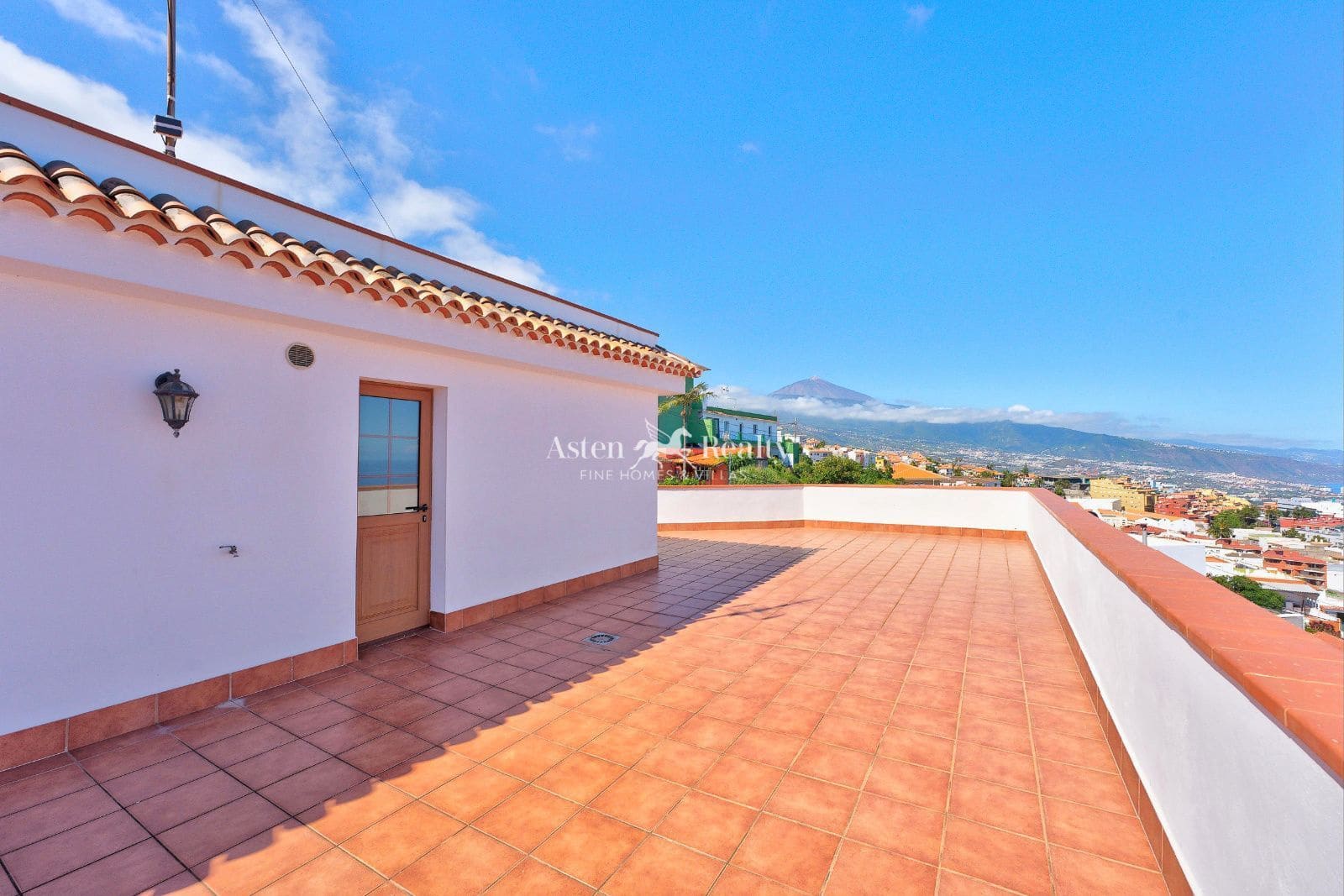 4 bedroom Villa for sale in Santa Ursula with garage - € 490,000 (Ref: 9932296)