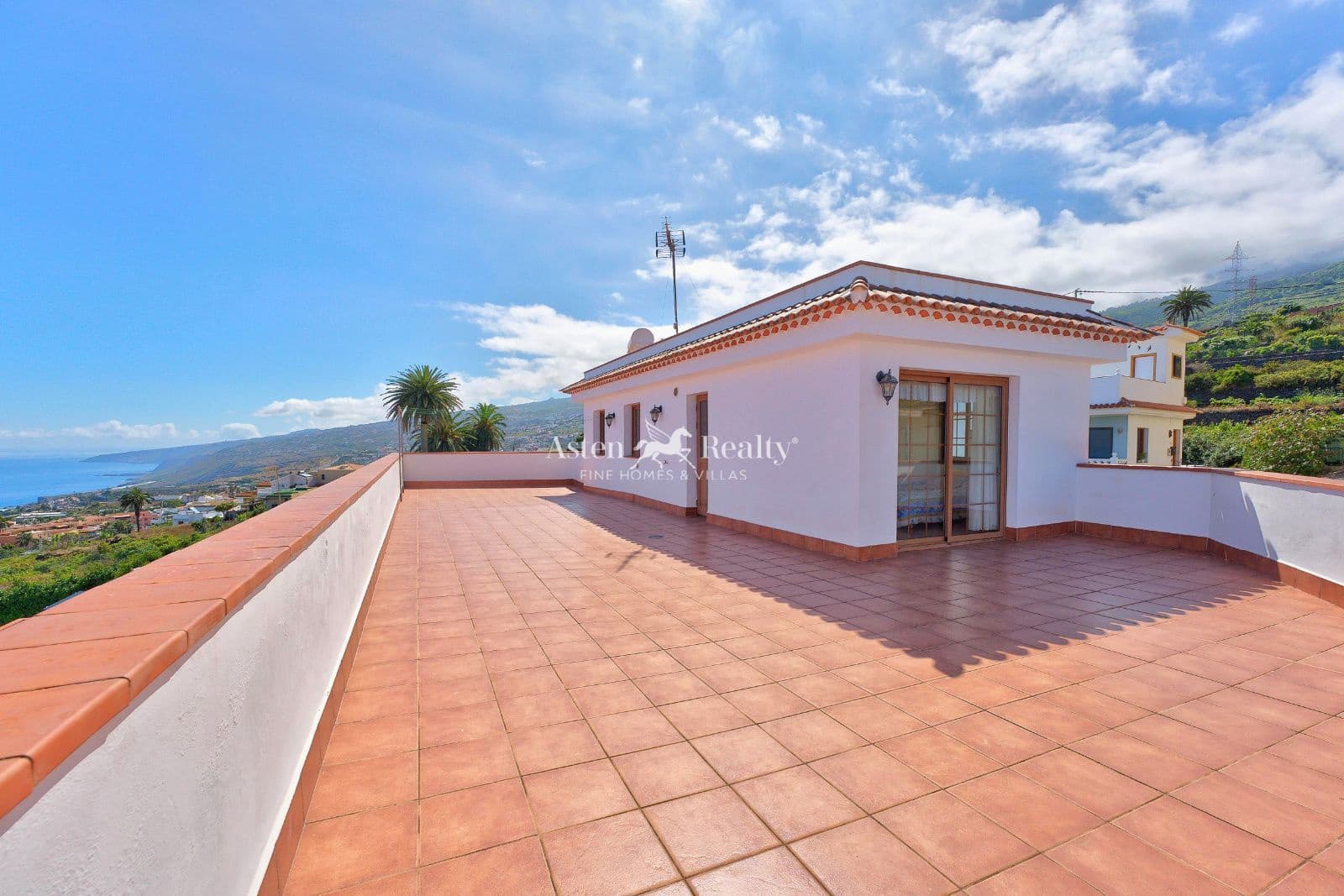 4 bedroom Villa for sale in Santa Ursula with garage - € 490,000 (Ref: 9932296)