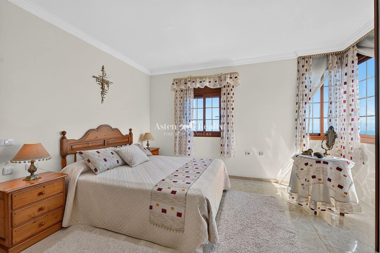 4 bedroom Villa for sale in Santa Ursula with garage - € 490,000 (Ref: 9932296)
