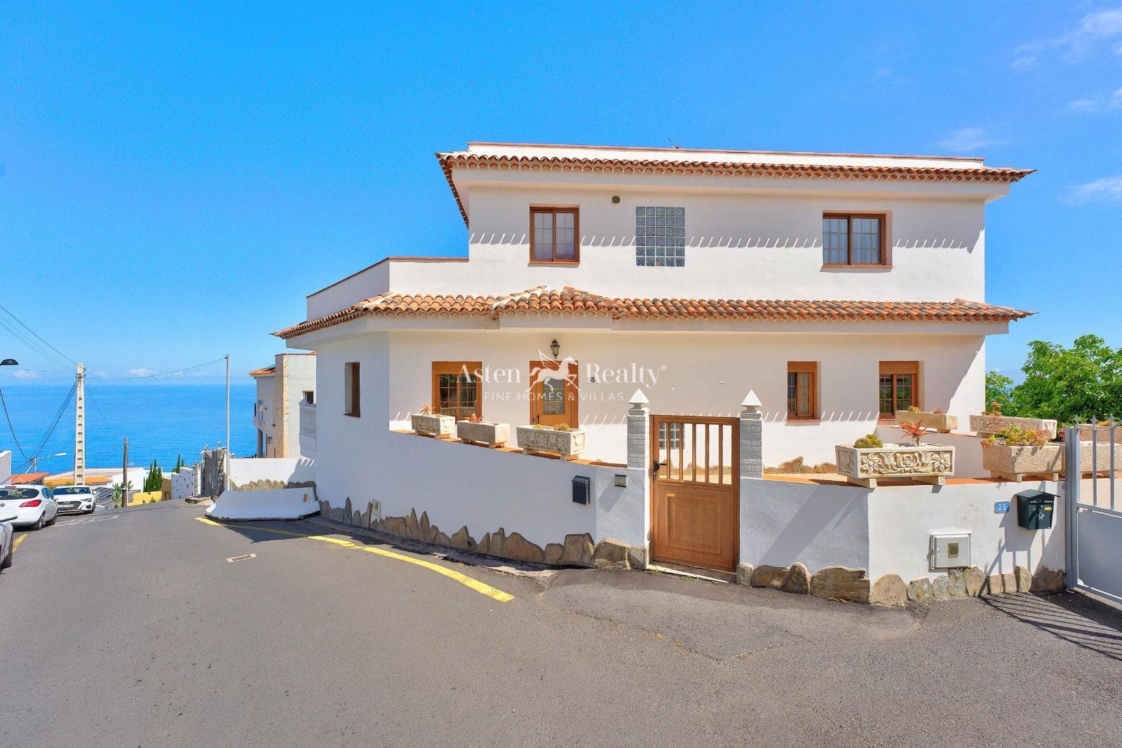 4 bedroom Villa for sale in Santa Ursula with garage - € 490,000 (Ref: 9932296)