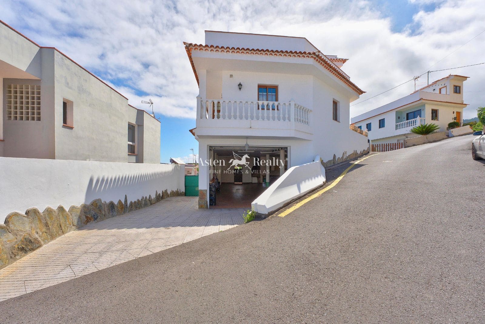 4 bedroom Villa for sale in Santa Ursula with garage - € 490,000 (Ref: 9932296)