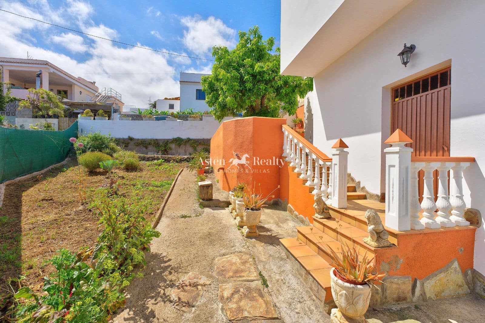 4 bedroom Villa for sale in Santa Ursula with garage - € 490,000 (Ref: 9932296)