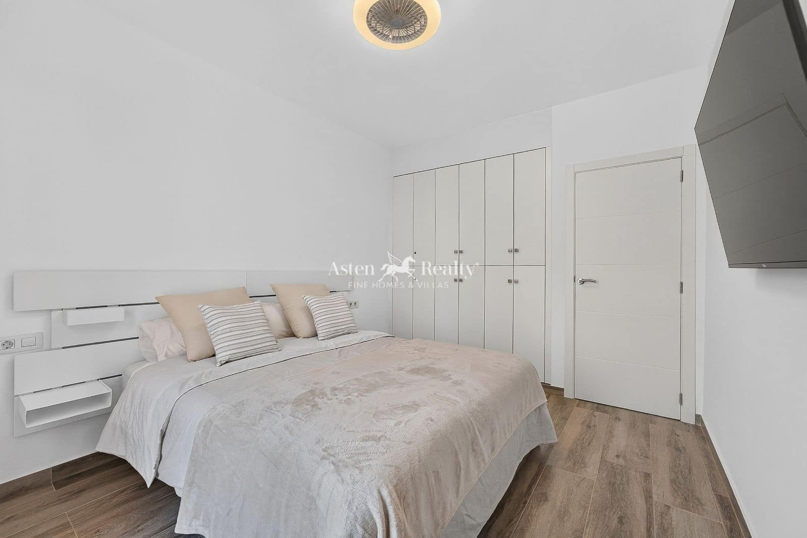 Piso de 1 habitación en Playa de las Americas en venta con piscina garaje - 290.000 € (Ref: 9974305)