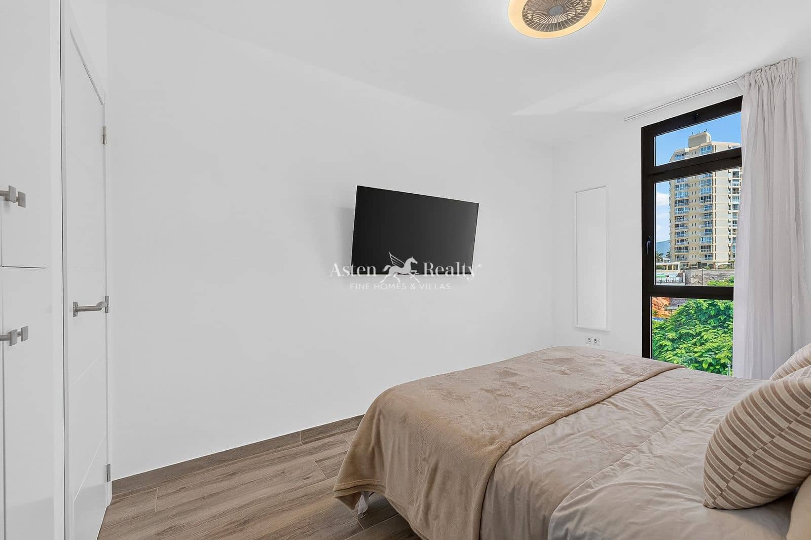 Piso de 1 habitación en Playa de las Americas en venta con piscina garaje - 290.000 € (Ref: 9974305)