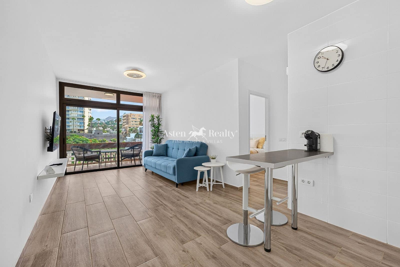 Piso de 1 habitación en Playa de las Americas en venta con piscina garaje - 290.000 € (Ref: 9974305)