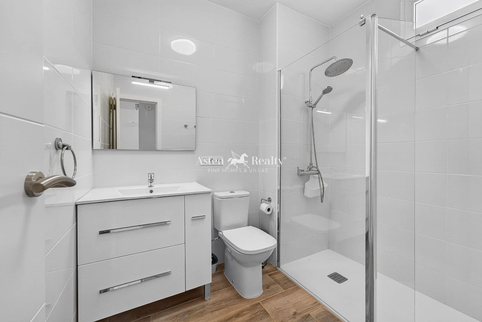 Piso de 1 habitación en Playa de las Americas en venta con piscina garaje - 290.000 € (Ref: 9974305)