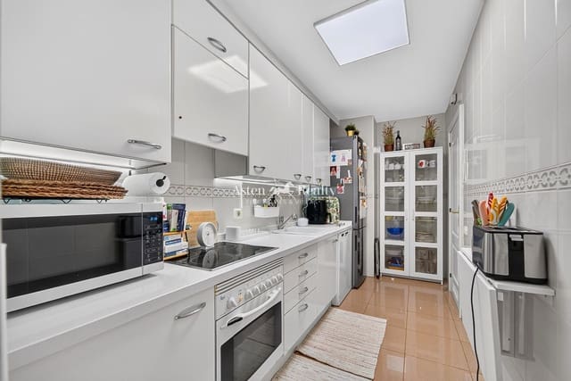 1 soveværelse Lejlighed til salg i Playa del Duque, Adeje med swimmingpool garage - € 455.000 (Ref: 9993579)