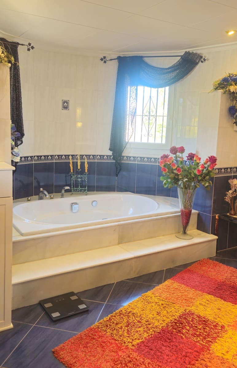 2 soverom Villa til salgs i Calig med garasje - € 375 000 (Ref: 8131740)