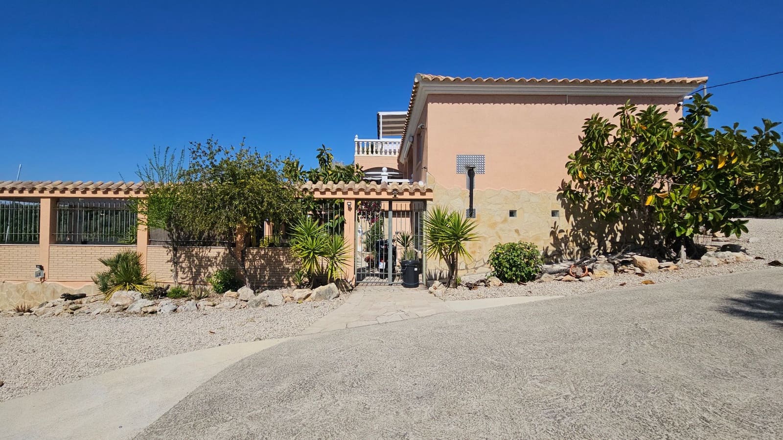 4 soveværelse Finca/Landehus til salg i Calig med swimmingpool garage - € 585.000 (Ref: 8939664)