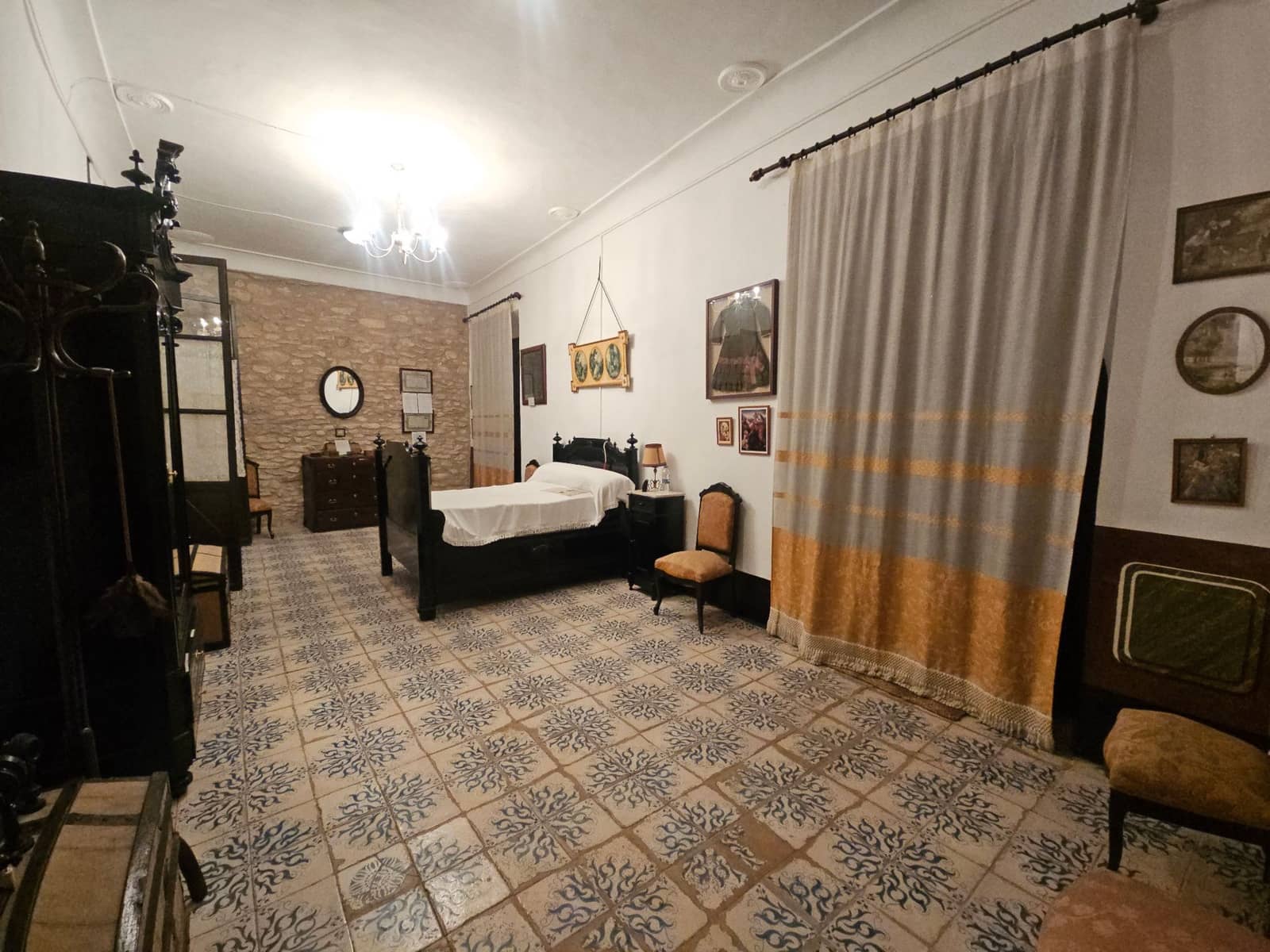 7 soverom Hotell til salgs i Calig med garasje - € 170 000 (Ref: 8951651)