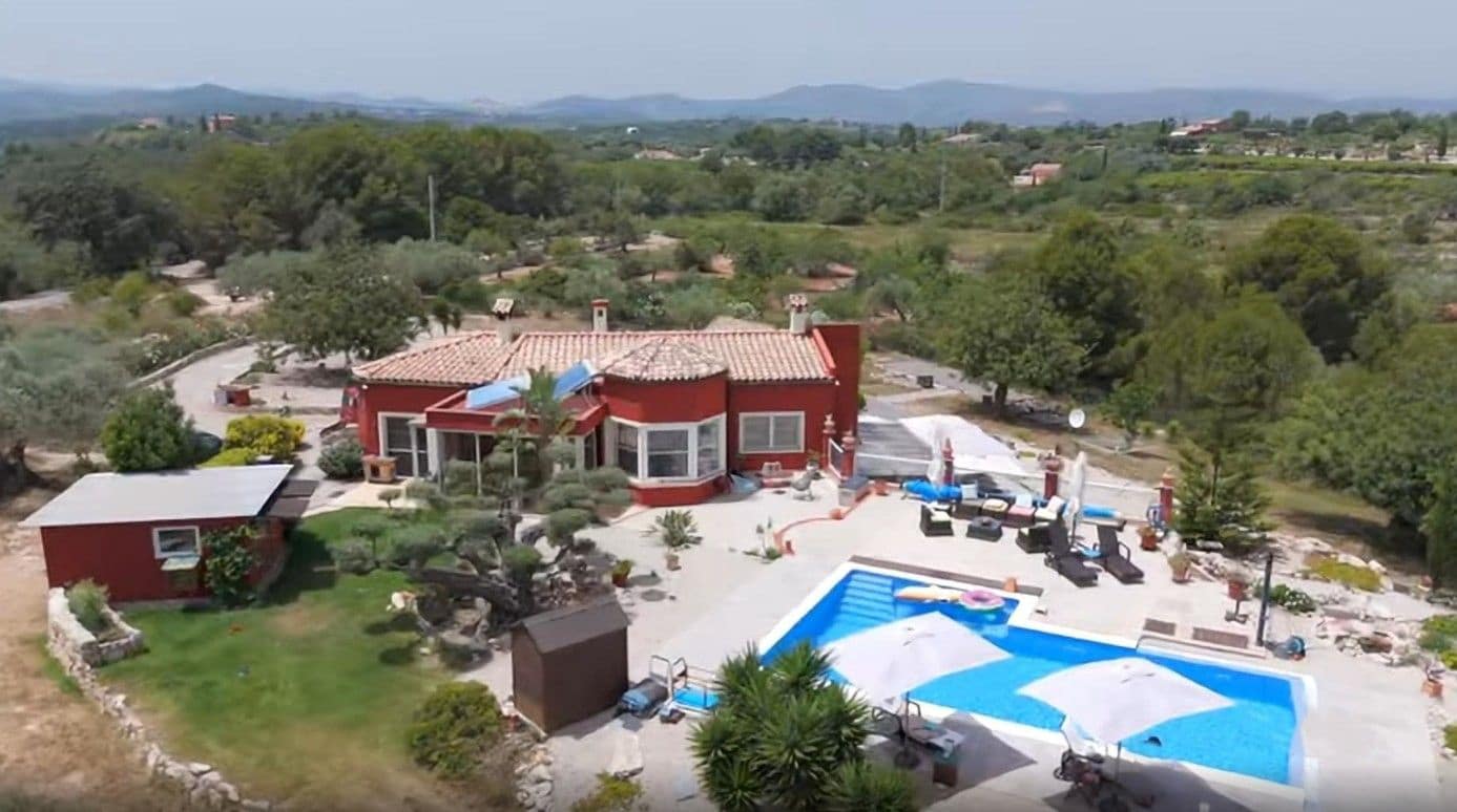 3 makuuhuone Maalaistalo myytävänä paikassa Calig mukana uima-altaan 
autotalli - 590 000 € (Ref: 9442821)