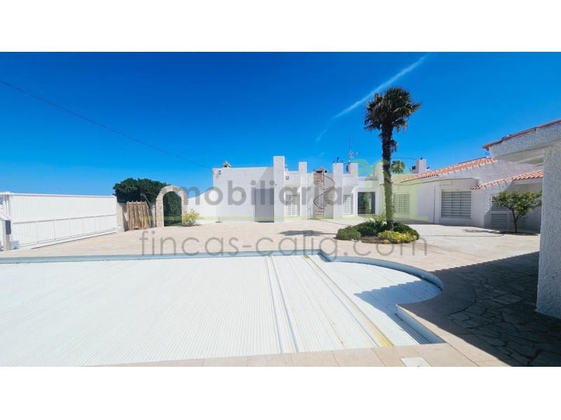 4 bedroom Villa for sale in Vinaros with pool garage - € 750,000 (Ref: 9568920)