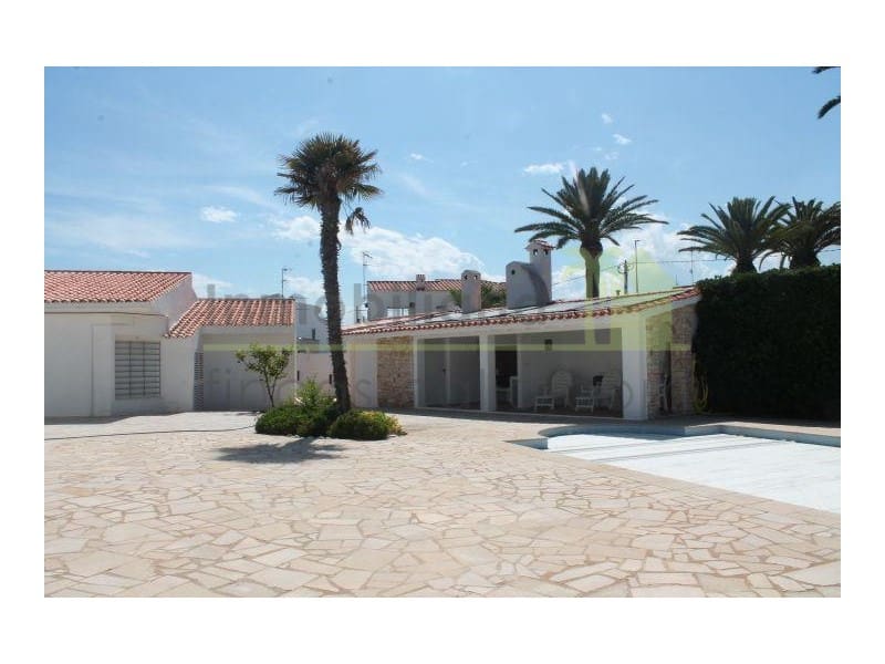 4 bedroom Villa for sale in Vinaros with pool garage - € 750,000 (Ref: 9568920)