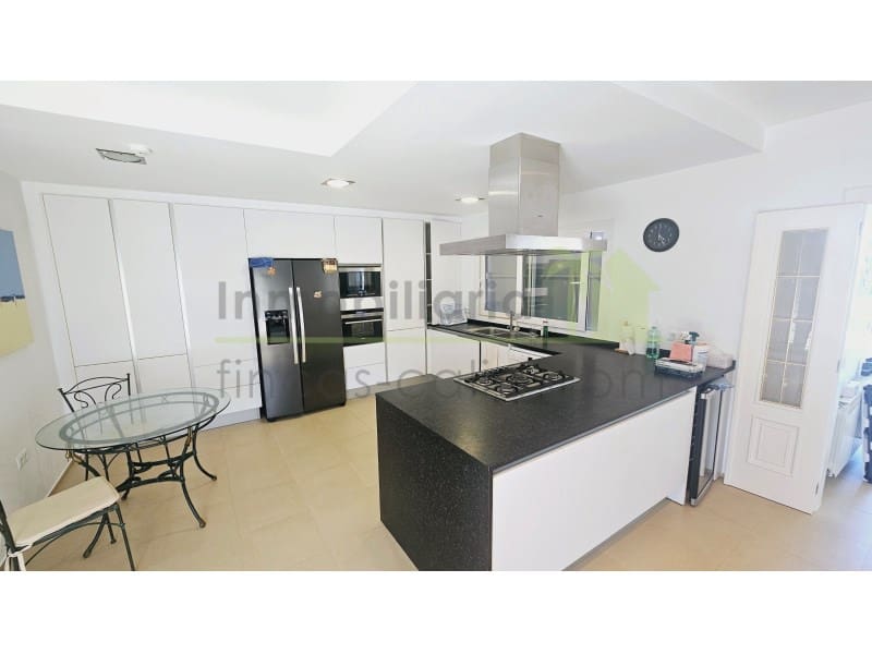 4 bedroom Villa for sale in Vinaros with pool garage - € 750,000 (Ref: 9568920)