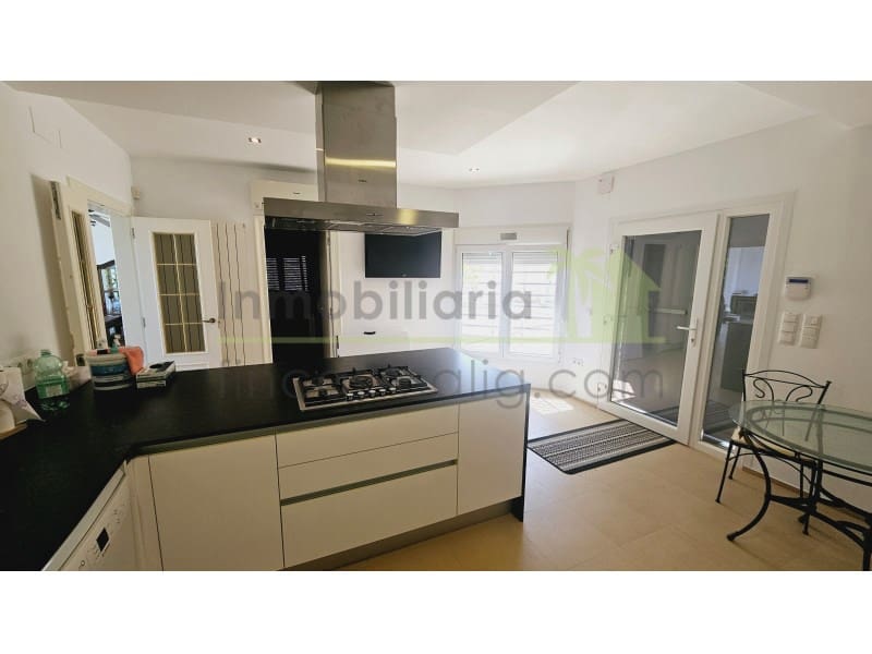 4 bedroom Villa for sale in Vinaros with pool garage - € 750,000 (Ref: 9568920)