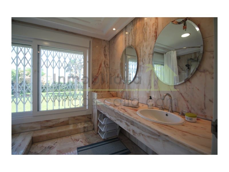 4 bedroom Villa for sale in Vinaros with pool garage - € 750,000 (Ref: 9568920)