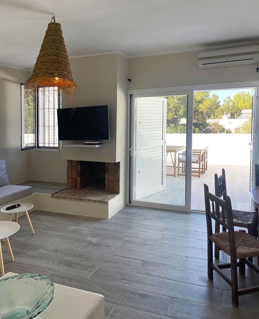 2 bedroom Terraced Villa for rent in Cala Tarida - € 2,500 (Ref: 10111056)