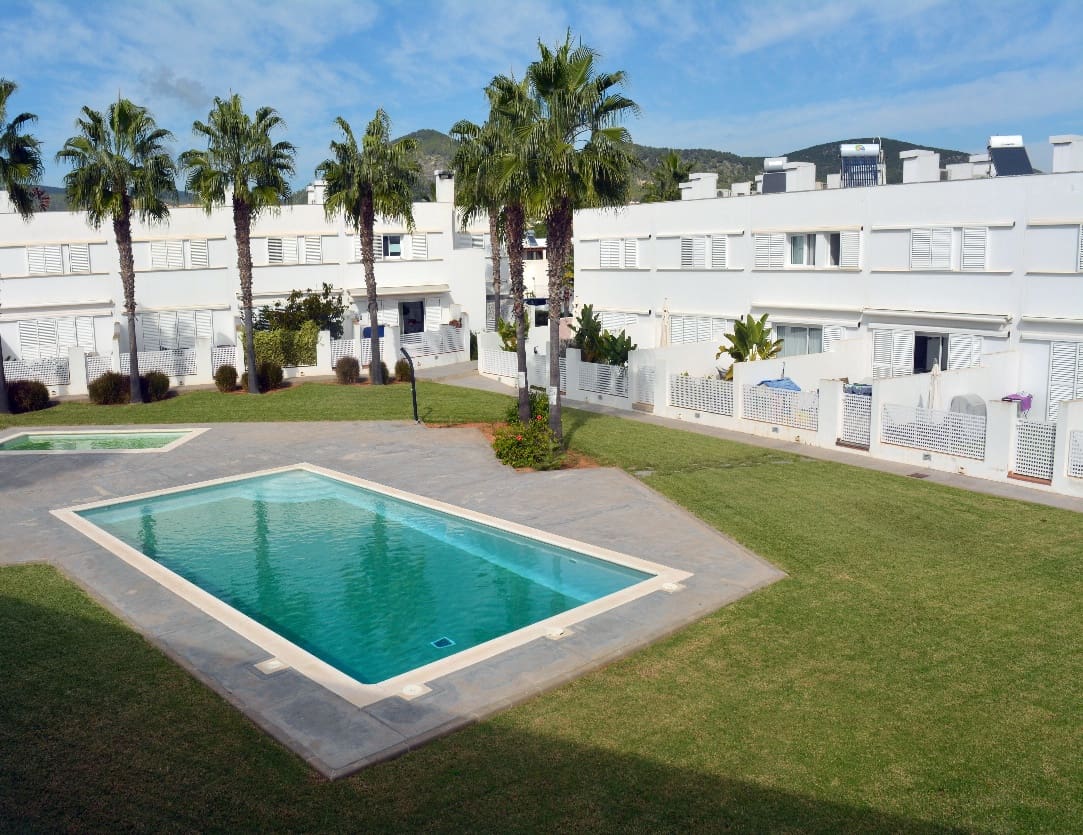 3 soveværelse Rækkehus til salg i Ibiza by med swimmingpool garage - € 950.000 (Ref: 9027216)