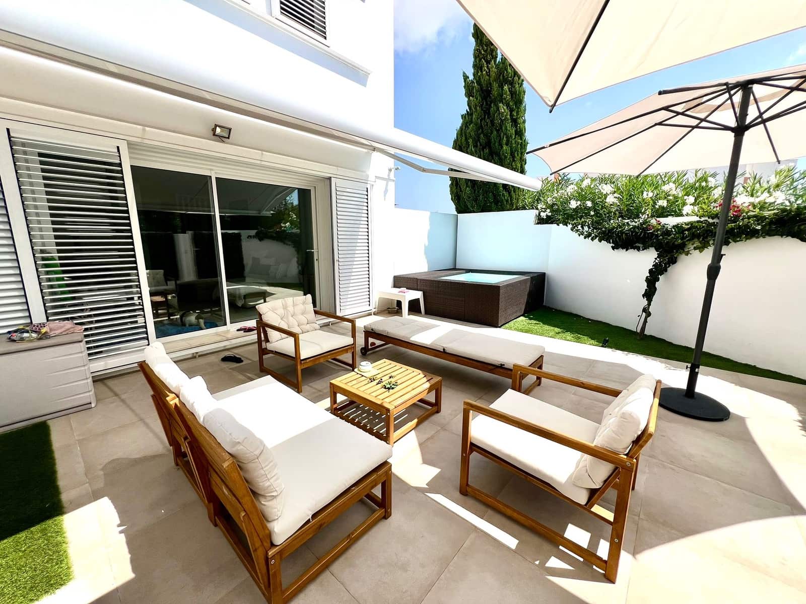 3 soveværelse Rækkehus til salg i Ibiza by med swimmingpool garage - € 950.000 (Ref: 9027216)