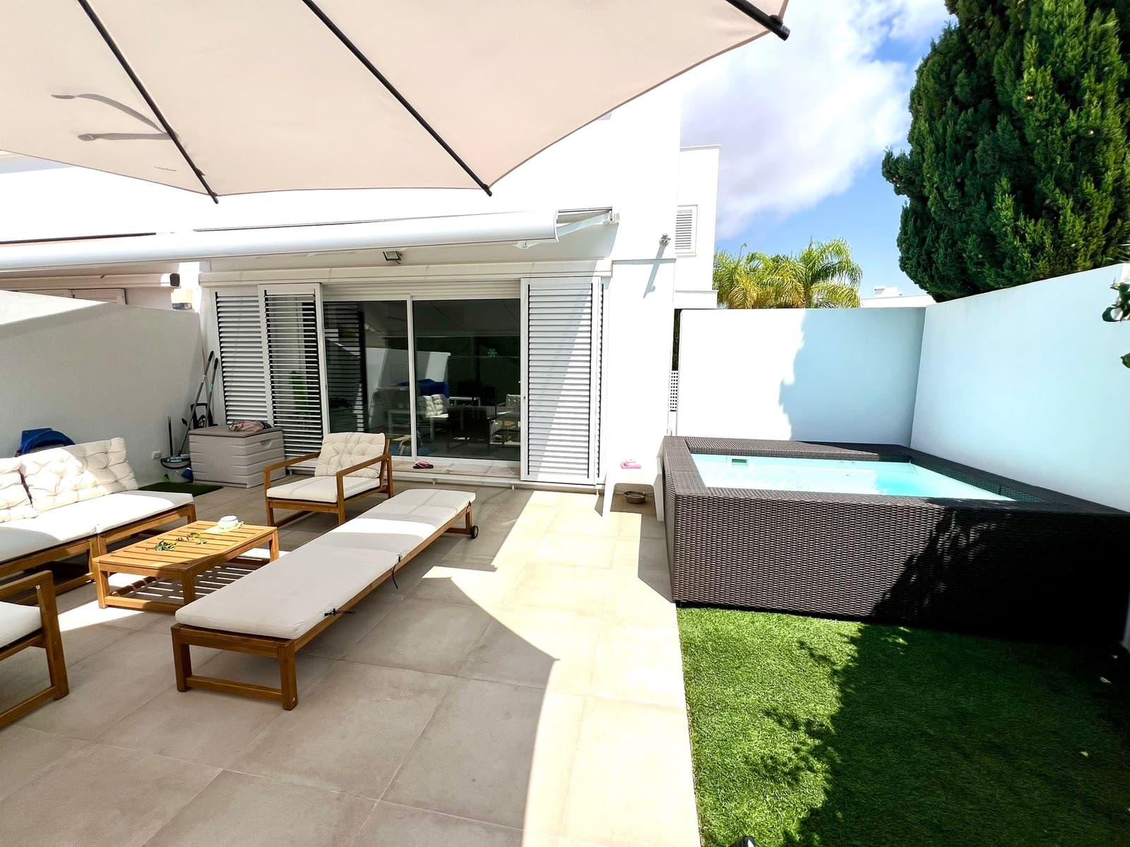 3 soveværelse Rækkehus til salg i Ibiza by med swimmingpool garage - € 950.000 (Ref: 9027216)