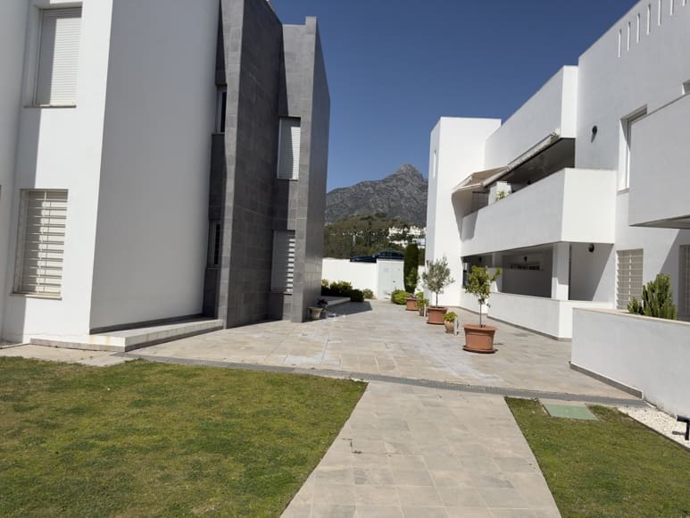 2 soverom Leilighet til salgs i Marbella med svømmebasseng garasje - € 439 000 (Ref: 9772062)