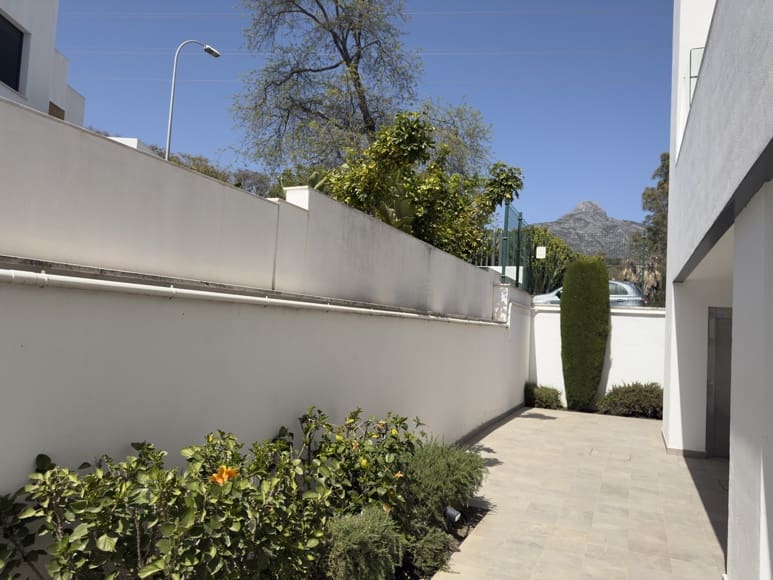 2 soverom Leilighet til salgs i Marbella med svømmebasseng garasje - € 439 000 (Ref: 9772062)