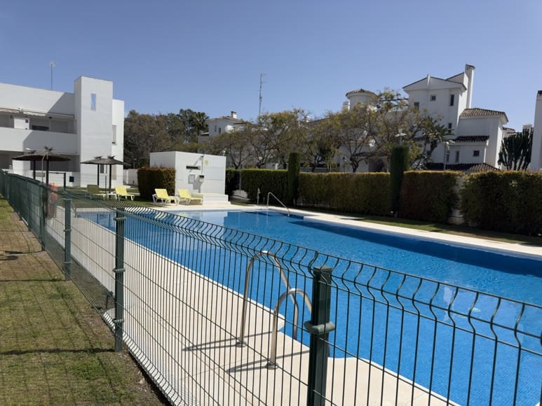 2 soverom Leilighet til salgs i Marbella med svømmebasseng garasje - € 439 000 (Ref: 9772062)