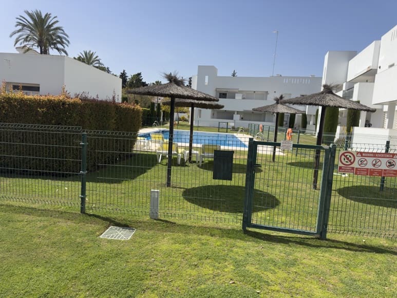 2 soverom Leilighet til salgs i Marbella med svømmebasseng garasje - € 439 000 (Ref: 9772062)