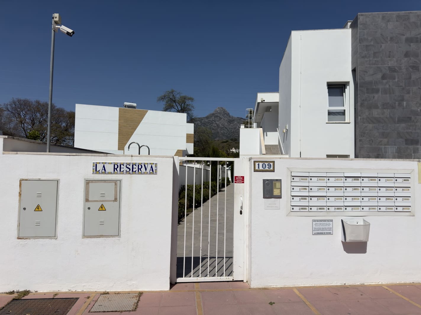2 makuuhuone Huoneisto vuokrattavana paikassa Nueva Andalucia mukana uima-altaan 
autotalli - 1 750 € (Ref: 9954661)