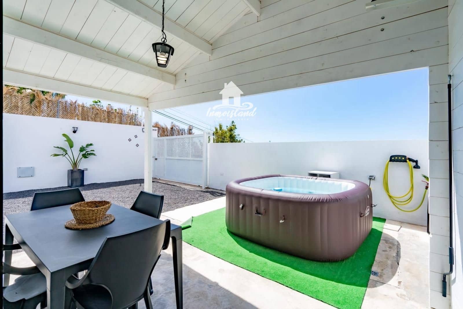 Villa/Maison de 2 chambres à louer à Los Menores avec piscine garage - 1 350 € (Ref: 10019569)