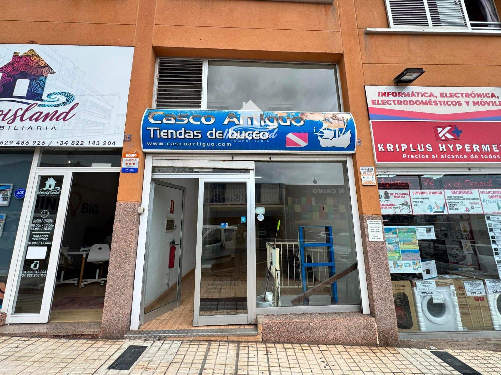 Commercial for sale in Adeje - € 165,000 (Ref: 8898098)