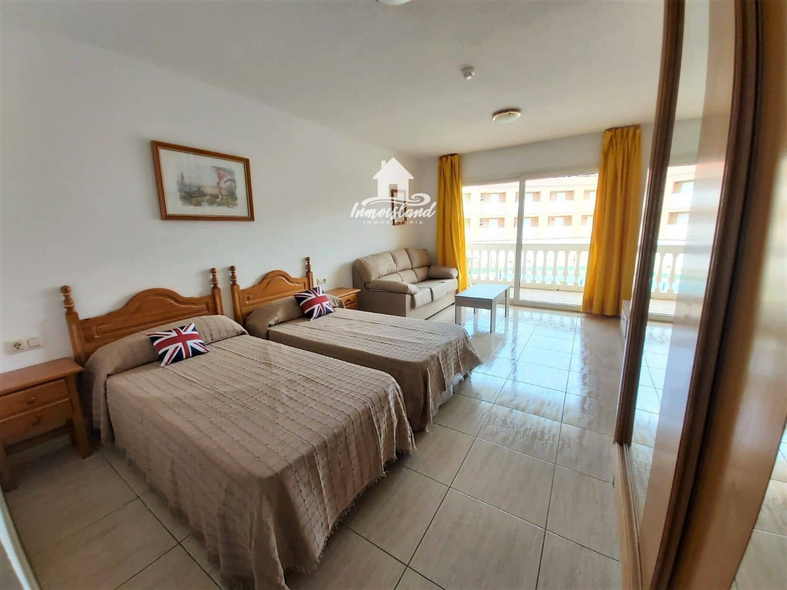 Flat for sale in Costa del Silencio with pool - € 146,000 (Ref: 9395353)