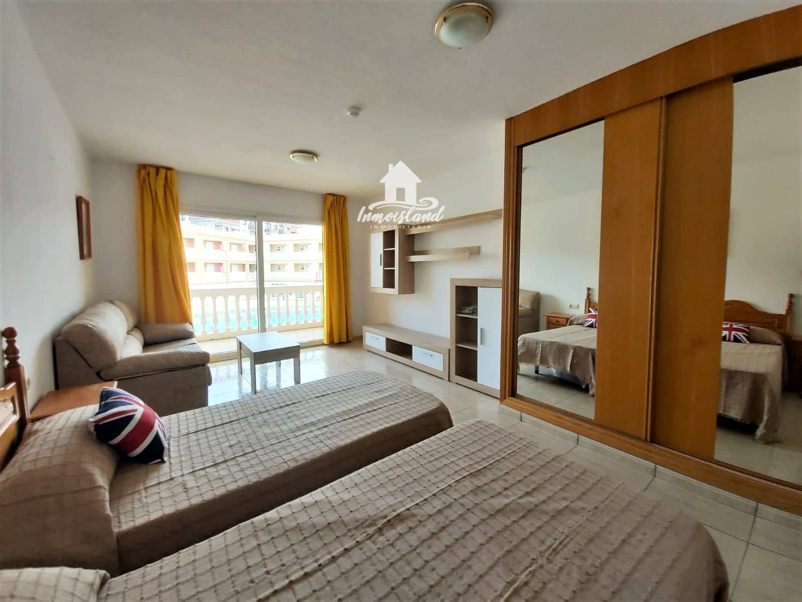 Flat for sale in Costa del Silencio with pool - € 146,000 (Ref: 9395353)