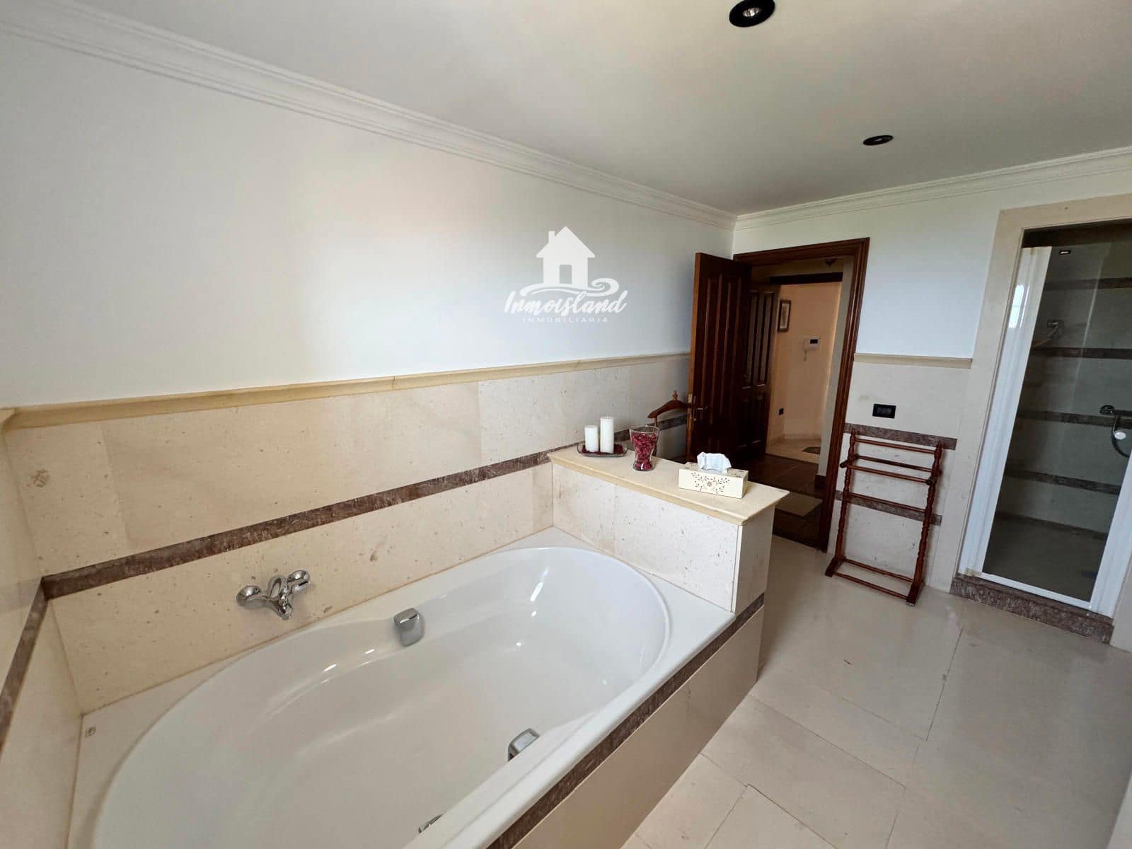 4 soveværelse Villa til salg i Adeje med swimmingpool garage - € 1.750.000 (Ref: 9409991)