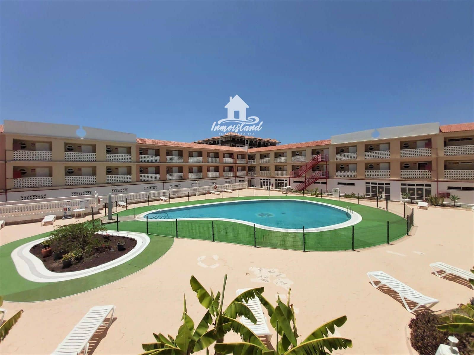 Flat for sale in Costa del Silencio with pool - € 137,000 (Ref: 9451448)
