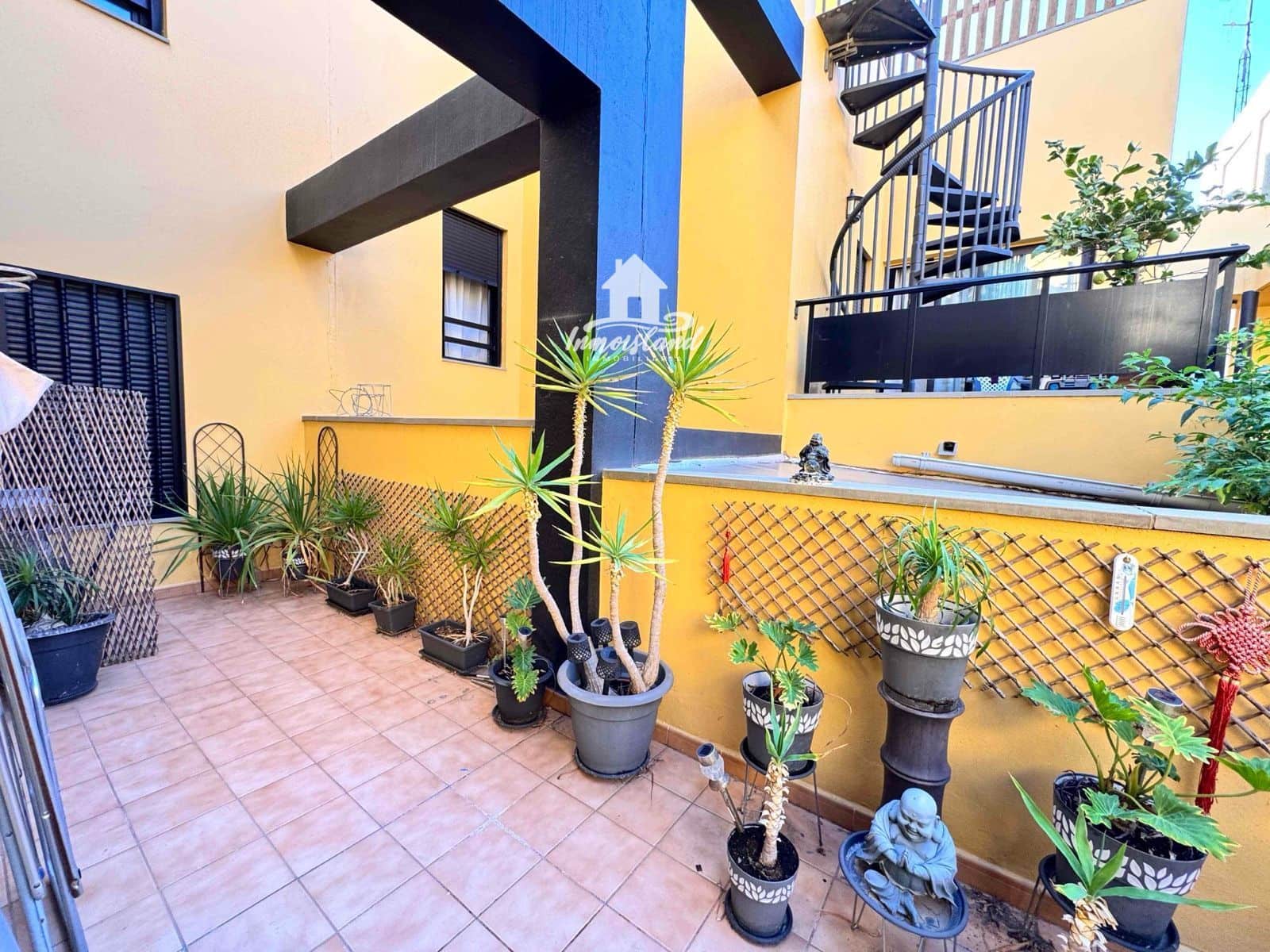 2 bedroom Flat for sale in Arona with garage - € 265,000 (Ref: 9490003)