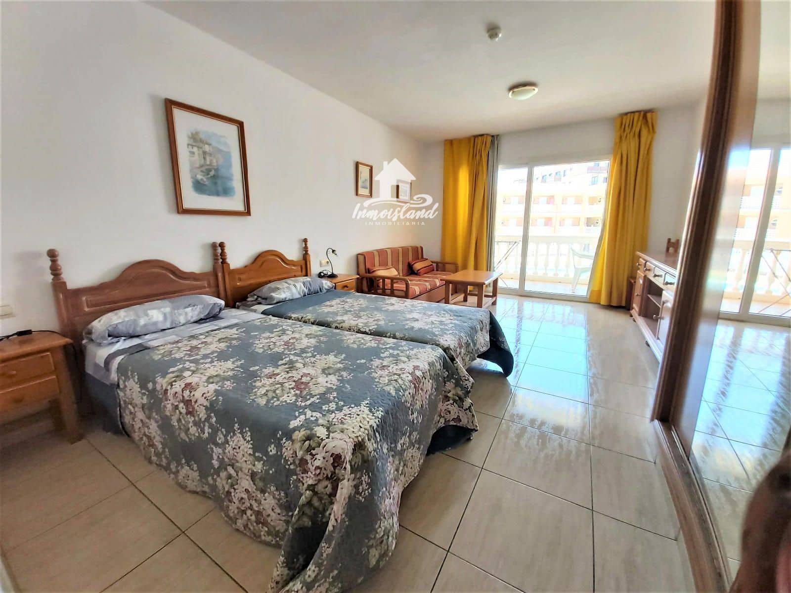 Flat for sale in Costa del Silencio with pool - € 145,000 (Ref: 9789887)