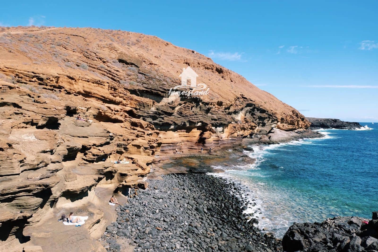 Flat for sale in Costa del Silencio with pool - € 145,000 (Ref: 9789887)