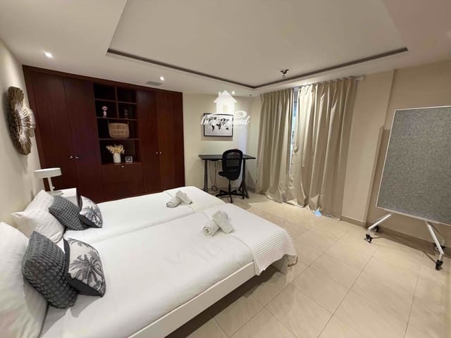 Piso de 3 habitaciones en Playa Paraiso, Adeje en alquiler con piscina - 2.600 € (Ref: 9832776)