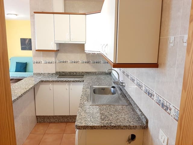2 soveværelse Lejlighed til leje i El Medano, Granadilla de Abona - € 1.050 (Ref: 9974229)