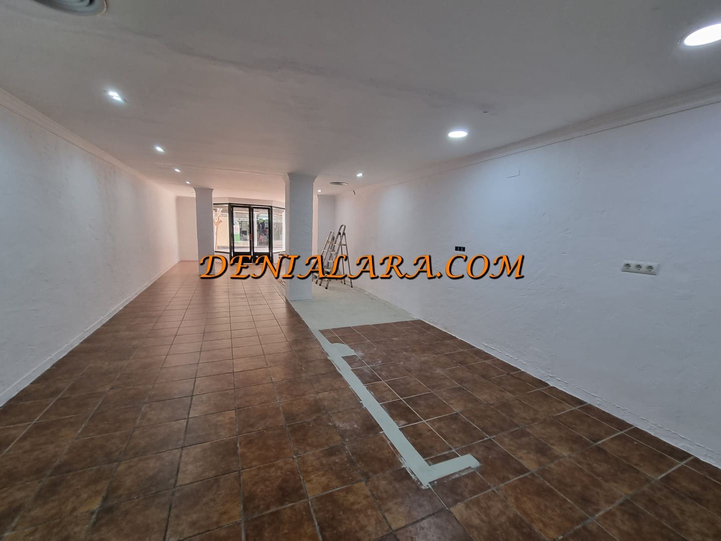 Local Comercial en Dénia en venta - 204.999 € (Ref: 9677919)