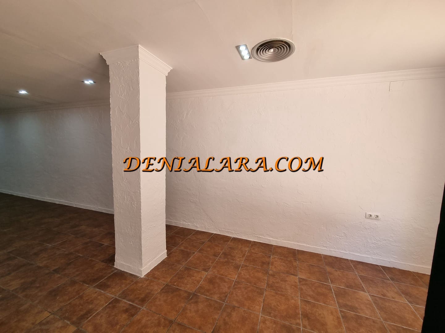 Local Comercial en Dénia en venta - 204.999 € (Ref: 9677919)