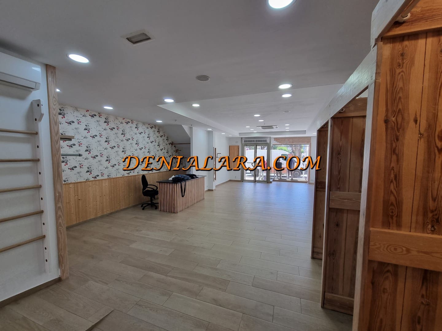 Commercial for rent in Denia - € 1,600 (Ref: 9854458)
