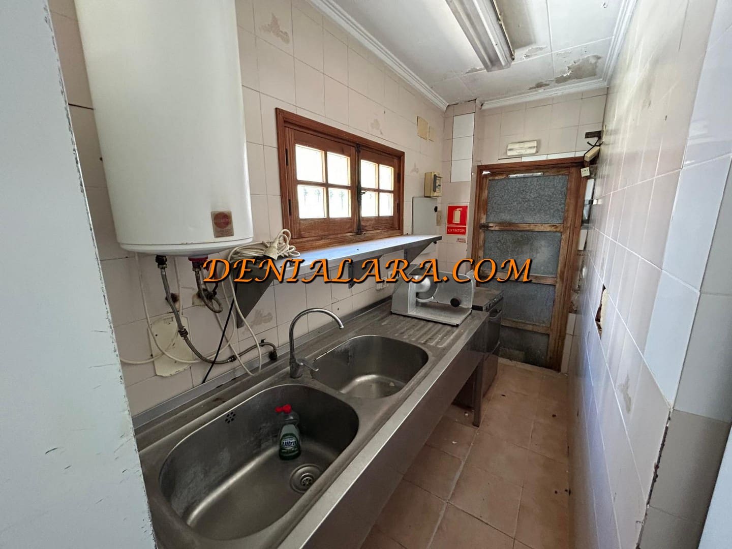 Comercial para venda em Denia - 240 000 € (Ref: 9867601)