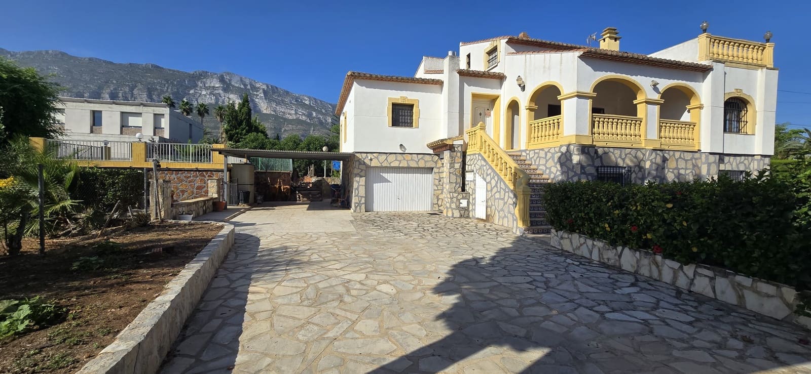 6 bedroom Villa for sale in Denia with pool garage - € 1,075,000 (Ref: 9882473)