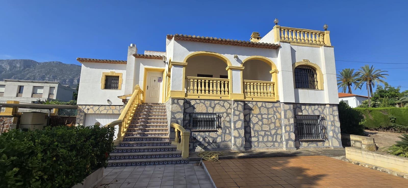 6 bedroom Villa for sale in Denia with pool garage - € 1,075,000 (Ref: 9882473)