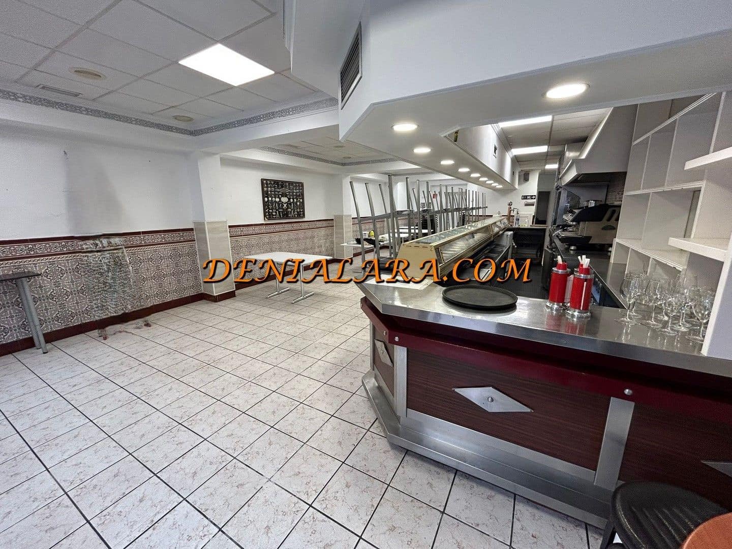 Restaurant/Bar til leie i Denia med garasje - € 2 200 (Ref: 9891353)